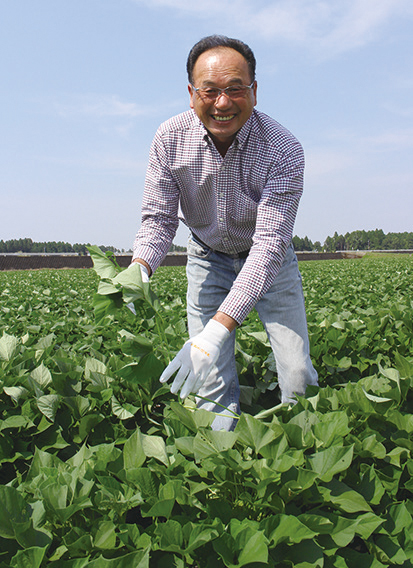 「食害が少ないので良い芋作りができる」と話す岩永庄八さん