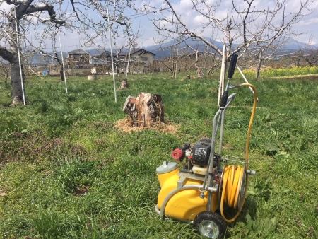 りんご圃場と噴霧器